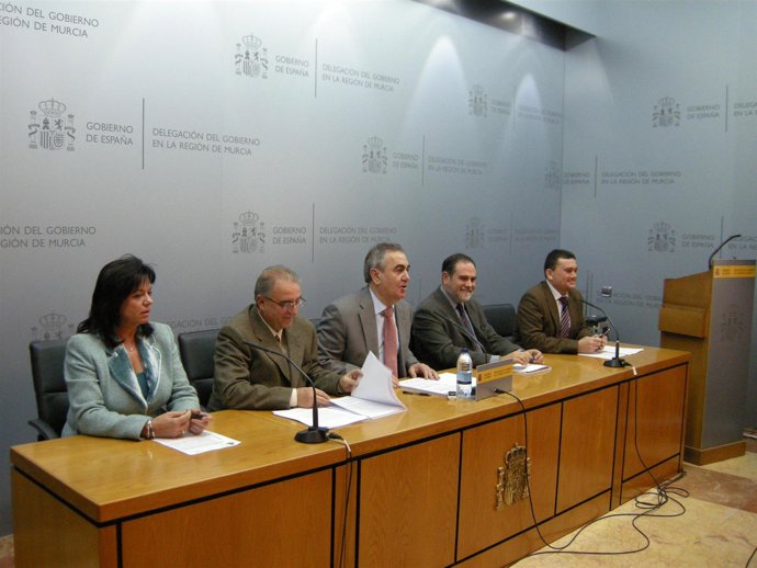 El delegado, en el centro, ofrece el balance de su departamento