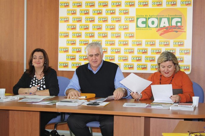 La consejera de Presidencia, Mar Moreno; el secretario general de COAG-A, Miguel