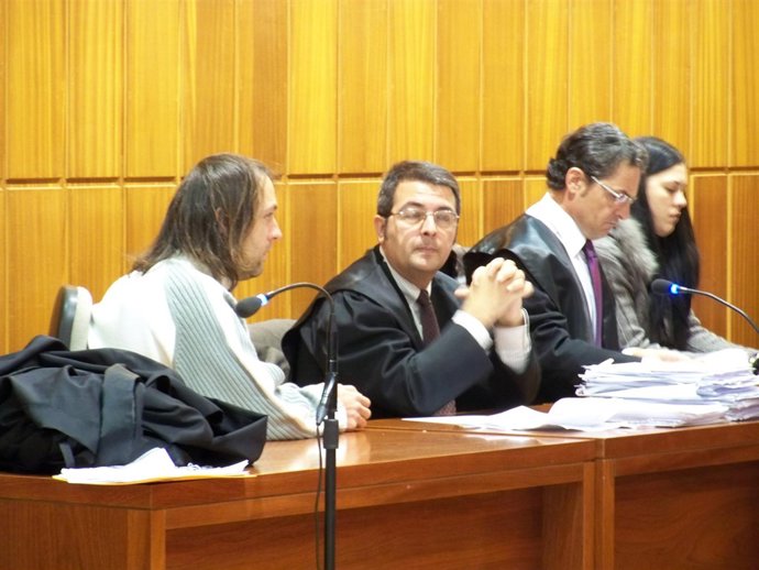 Los acusados, separados por sus abogados