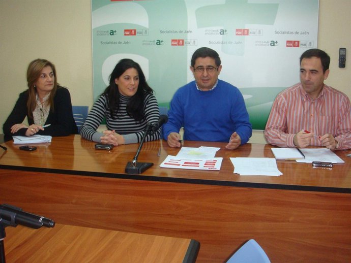 Reyes junto con otros dirigentes socialistas en el Comité Electoral.