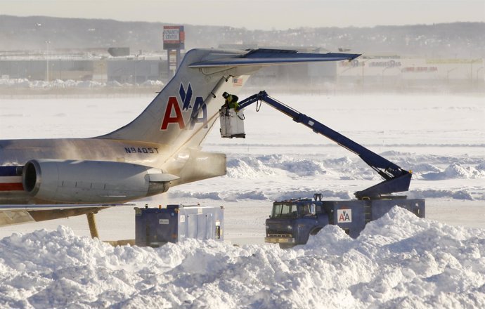 Aeropuerto estadounidense bajo la nieve