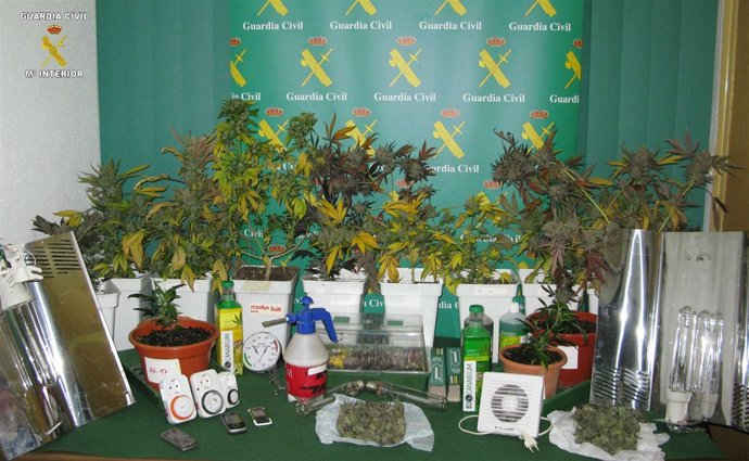 Material Guardia Civil intervenido