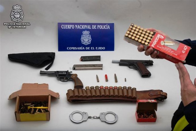 Arsenal intervenido al detenido en El Ejido (Almería) por encañonar con una pist