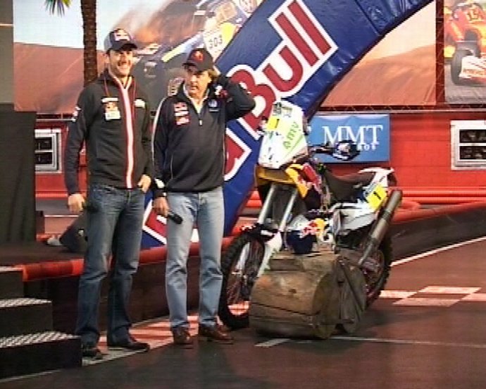 Sainz presenta el coche para el Dakar