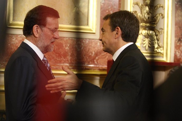 Rajoy y Zapatero charlando en el aniversario de la Constitución