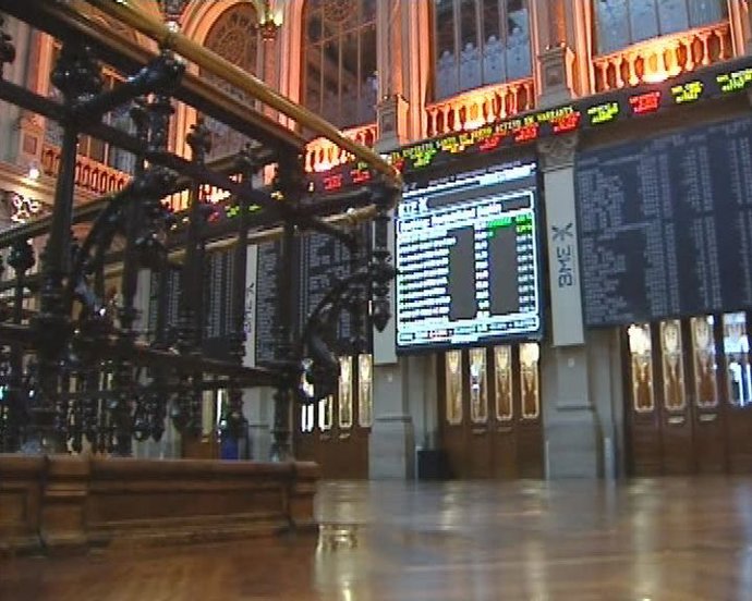 Con una leve caída abre la Bolsa