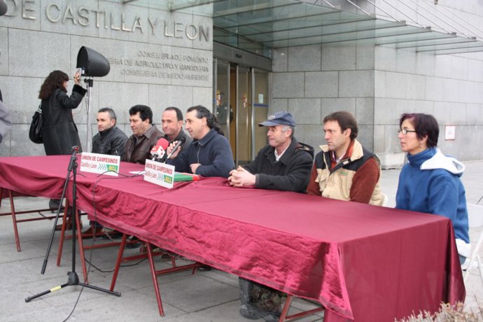 Rueda de prensa a las puertas de Agricultura