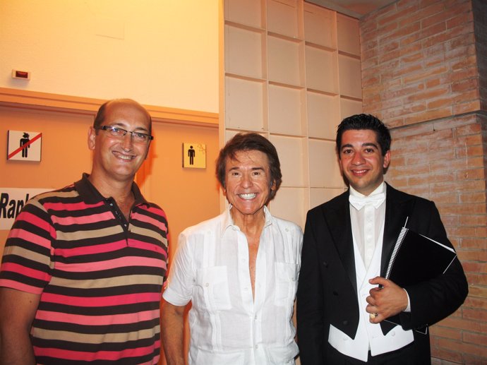 El alcalde de Moguer, el cantante Raphael y el director del Liceo. 