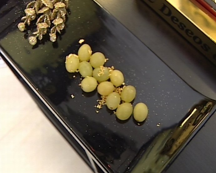 Uvas con oro comestible para atraer la suerte