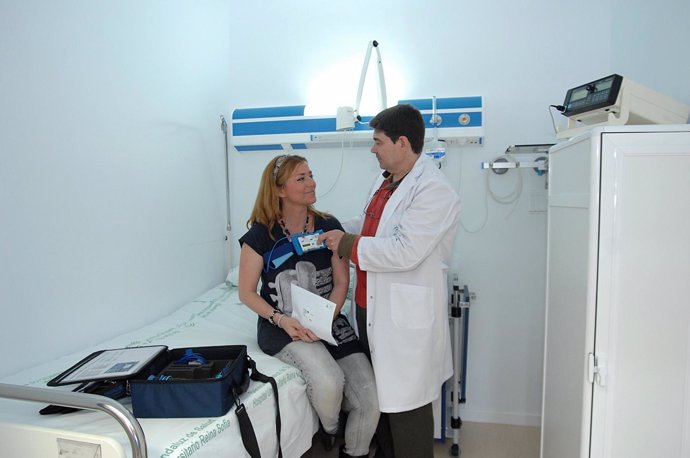 Un profesional sanitario coloca el dispositivo a una paciente para medir la cant