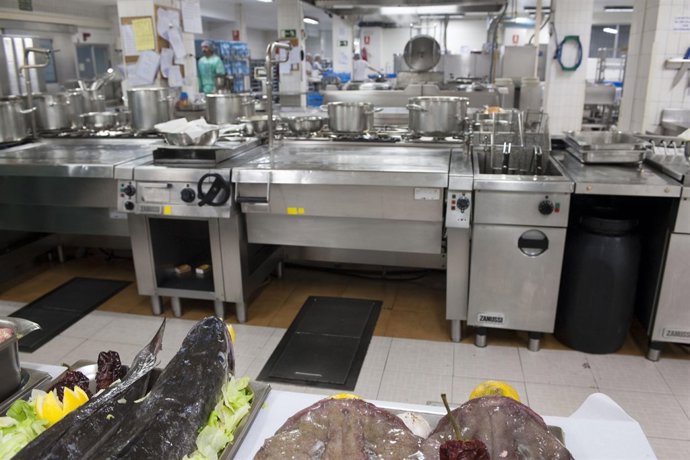 Una cocina del Complejo Hospitalario de Navarra, donde se preparan ya los menús 