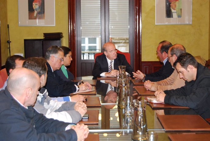 Trabajadores de Foret, en una reunión con el alcalde de Huelva, Pedro Rodríguez
