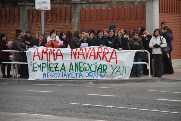 Concentración de trabajadoras de Amma Navarra.