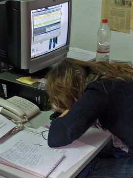 Una mujer duerme en el trabajo
