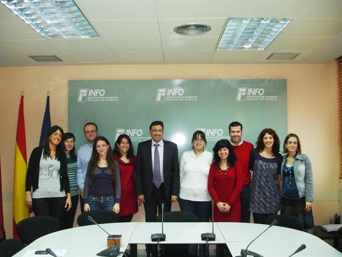 Imagen de los diez becarios