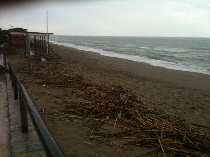 Una  playa de Marbella tras las últimas lluvias