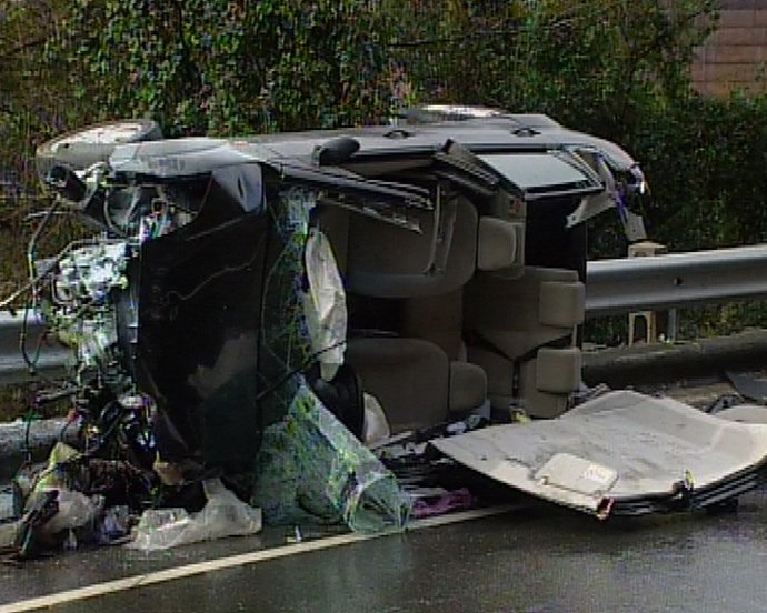 Imagenes del accidente de tráfico en Arrigorriaga (Bizkaia) 