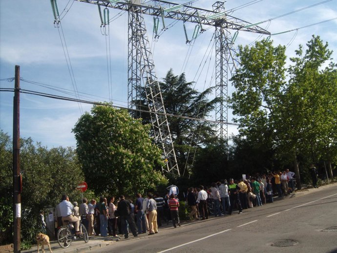 Torres De Alta Tensión Junto A Viviendas De Aravaca