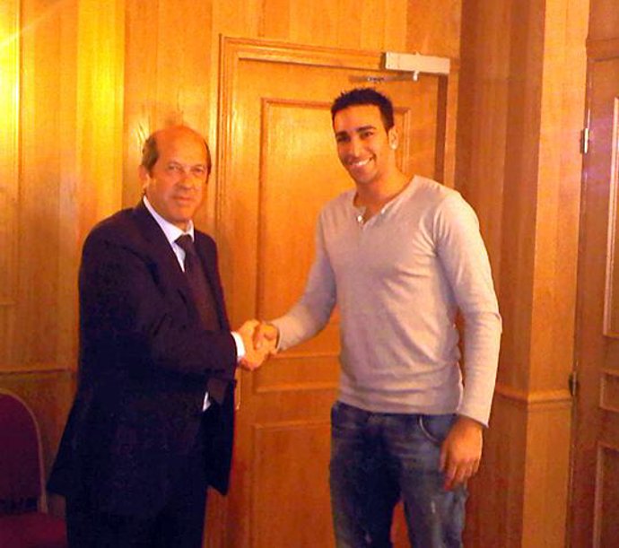 El defensa francés Adil Rami junto al presidente del Valencia CF, Manuel Llorent