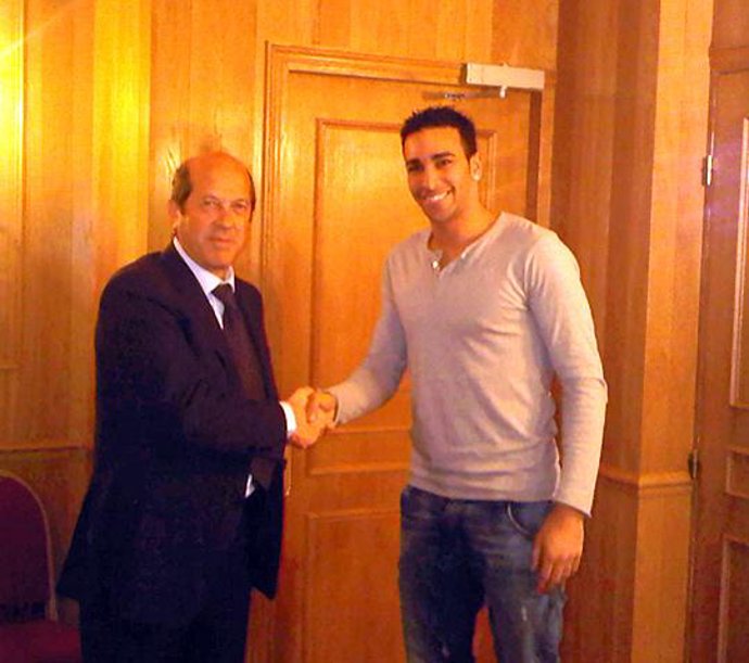 El defensa francés Adil Rami junto al presidente del Valencia CF, Manuel Llorent