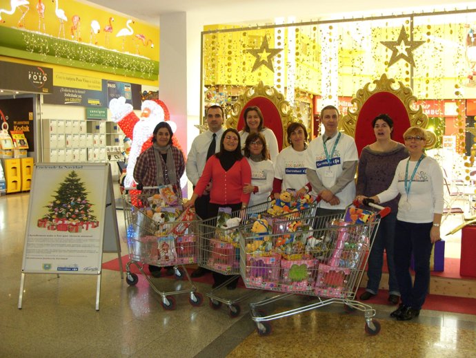 Entrega de juguetes en Carrefour de Palencia.