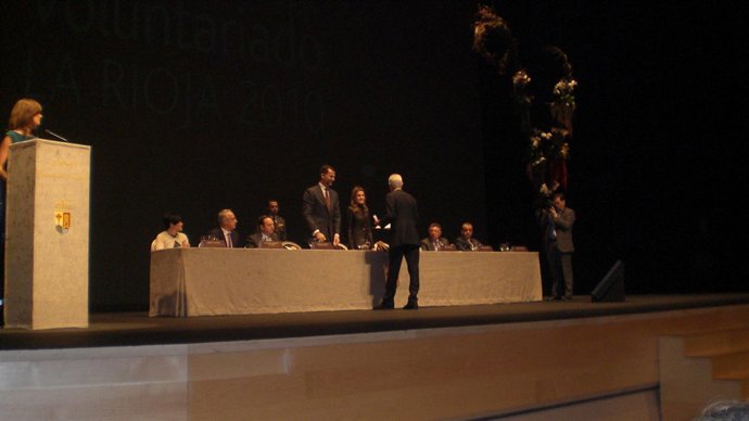 Antonio Hernández recogió el premio entregado por los Príncipes de Asturias