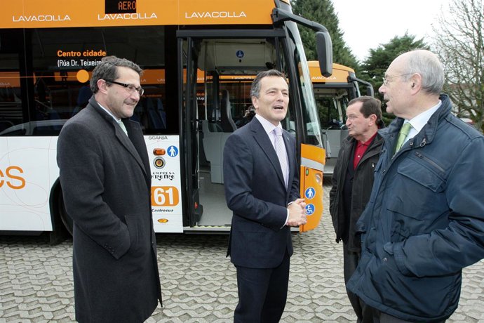 agustin hernandez presenta dous novos autobuses do aeroporto de Lavacolla que di