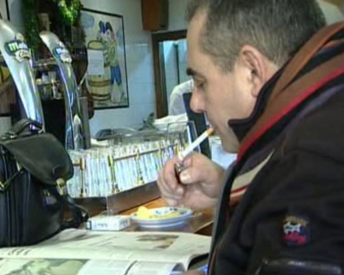 Hosteleros y clientes contra la ley antitabaco