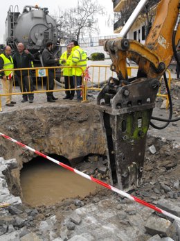 Écija. Maquinaria Pesada Consolida Los Puntos De Control En La Cabecera Del Arro