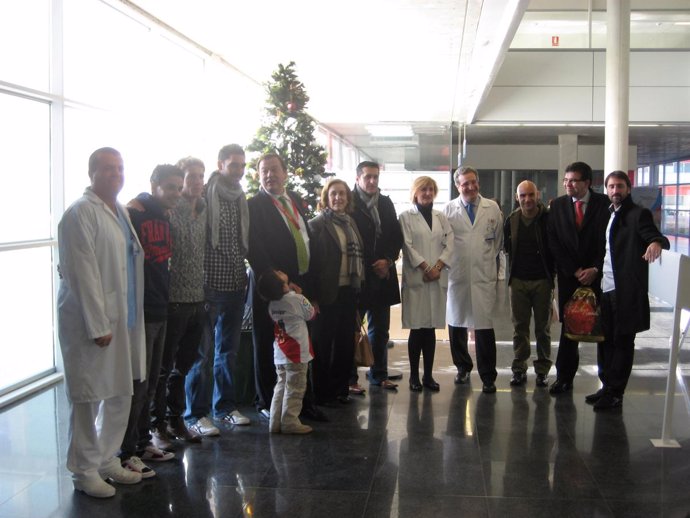 Jugadores del Rayo entregan regalos en el Hospital Infanta Leonor