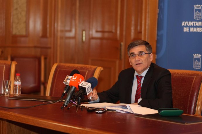 Javier García en la presentación del balance de 2010 de su área