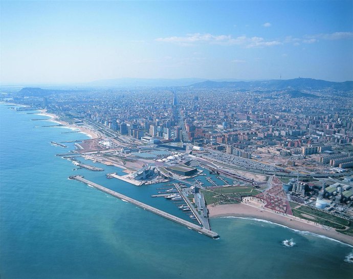 Vista de Barcelona con el Forum de 2004 en primer término