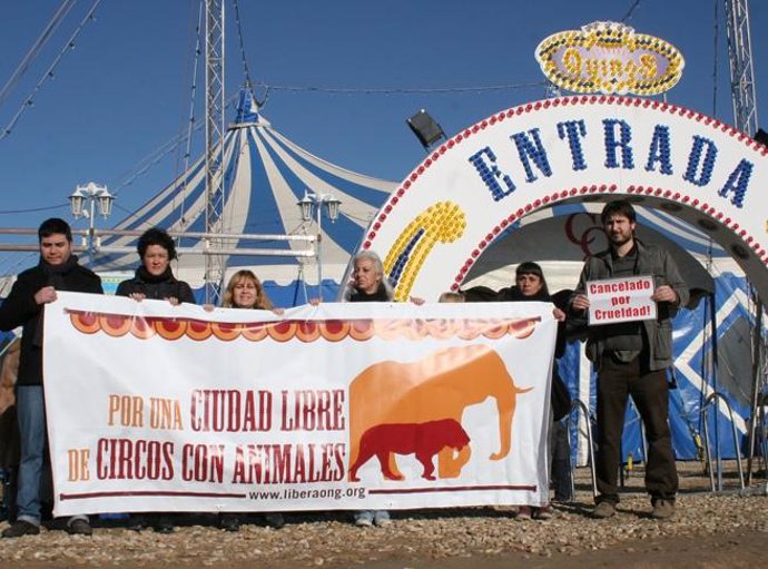 Activistas ante el circo
