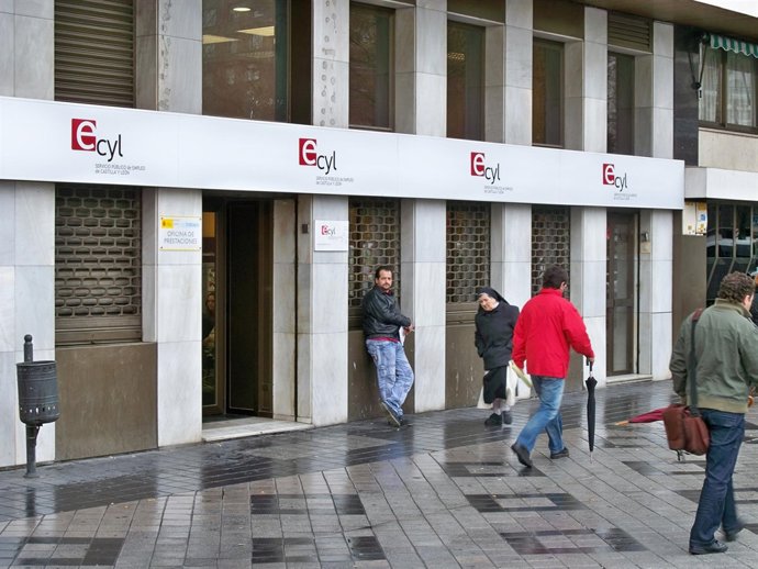 Parado en una oficina del Ecyl