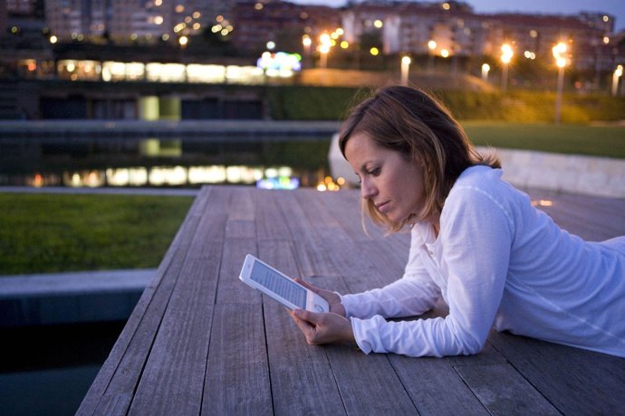 Mujer con e-book