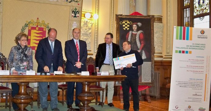 El ganador, Ginés Mulero (d), posa con las autoridades.