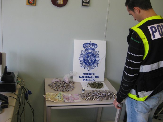 Material intervenido en Granada tras la detención de tres personas