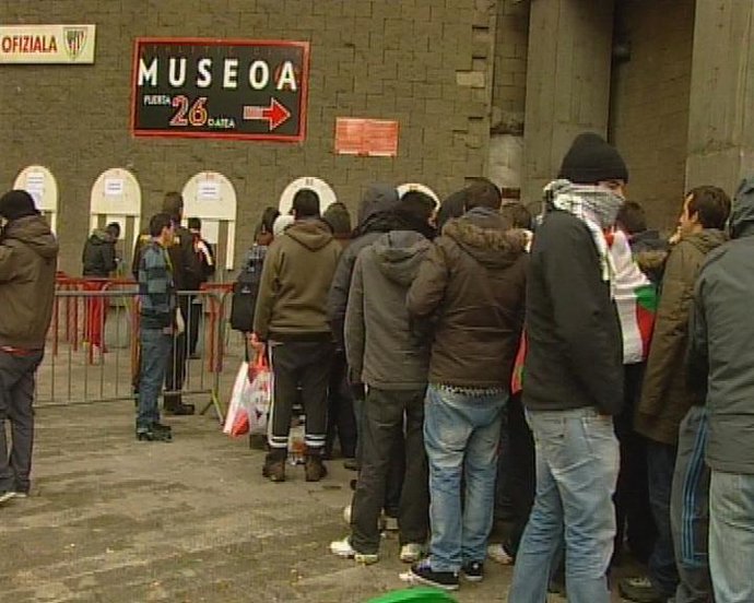 Aficionados hacen cola en San Mamés