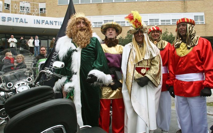 Reyes Magos visitan el Hospital Virgen del Rocío de Sevilla en Harley Davidson
