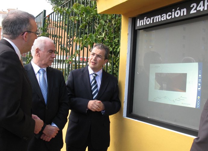 El consejero de Turismo, Luciano Alonso, presenta las pantallas táctiles de info