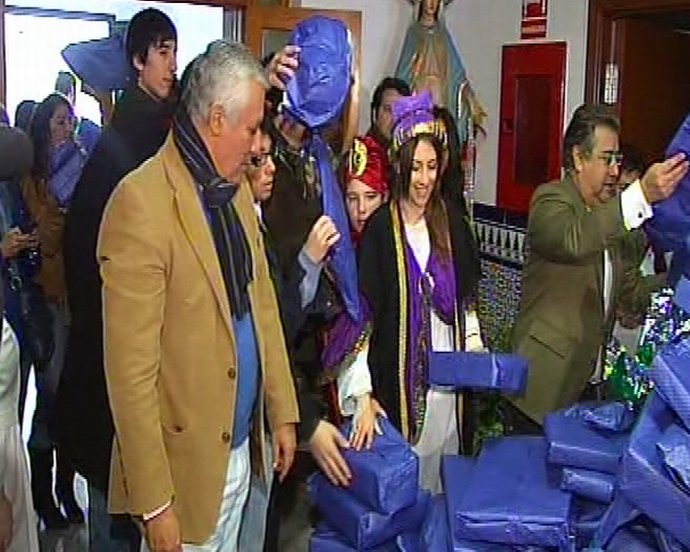 Javier Arenas reparte regalos