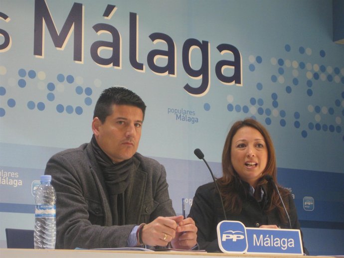 El parlamentario andaluz del PP Francisco Oblaré y la vicesecretaria de Educació