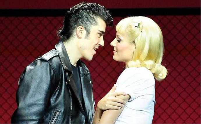 Escena del musical 'Brillantina', con canciones de 'Grease' en español