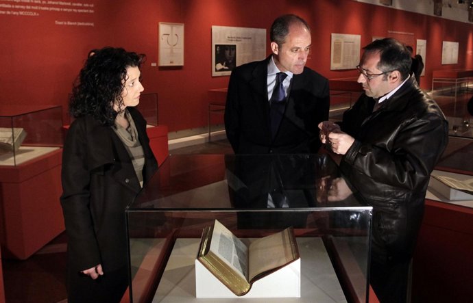 Camps visita la exposición de Joanot Martorell