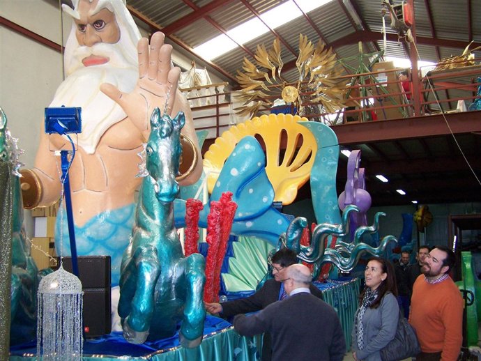 Visita realizada por el alcalde de Águilas y la edil de Festejos al taller de la