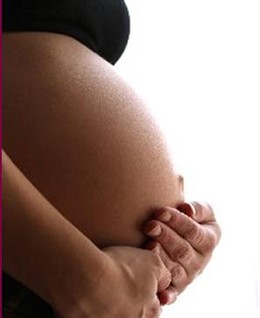 Mujer embarazada e interesada en el programa Mimamanofuma.