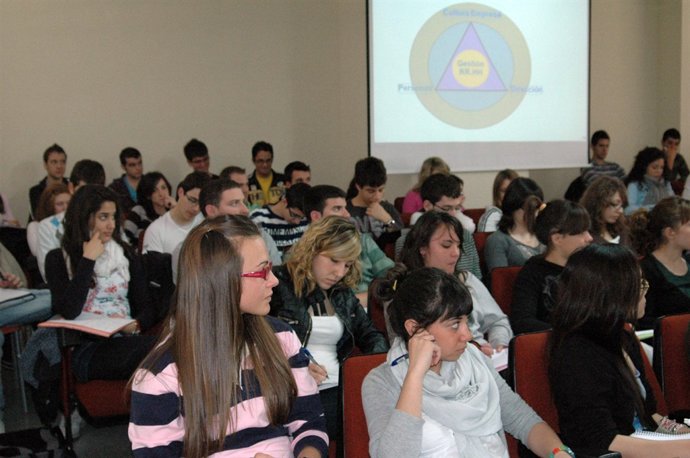 NOTICIAS   UCLM. Un Antiguo Alumno De La UCLM, Ponente En Una Clase Impartida Po