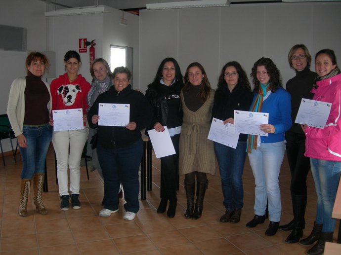 La diputada Lola Herrera con las alumnas del proyecto 'Astarté V'.