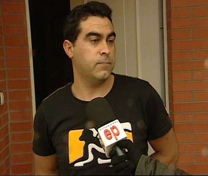 Se encierra en casa durante 6 horas, armado con un rifle