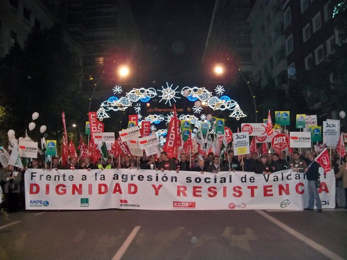 Imagen de la cabecera de la manifestación, a su paso por la Gran Vía